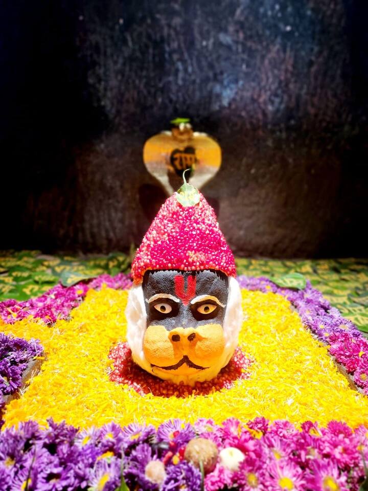 जुना पुणे मुंबई महामार्गालगतच्या घोरावडेश्वर मंदिरातील शिवलिंगावर हनुमानाचे रुप साकारण्यात आलं आहे.