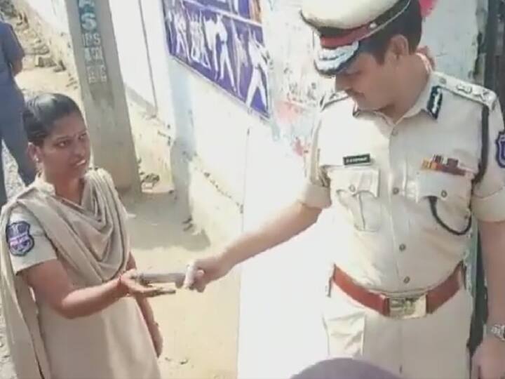 Woman Constable Stopped CP Chauhan While Going To SSC Exam Centre With Mobile Phone Woman Constable: ఎగ్జామ్ సెంటర్ లోకి వెళ్తున్న సీపీని అడ్డుకున్న కానిస్టేబుల్ - అభినందించిన పోలీసులు