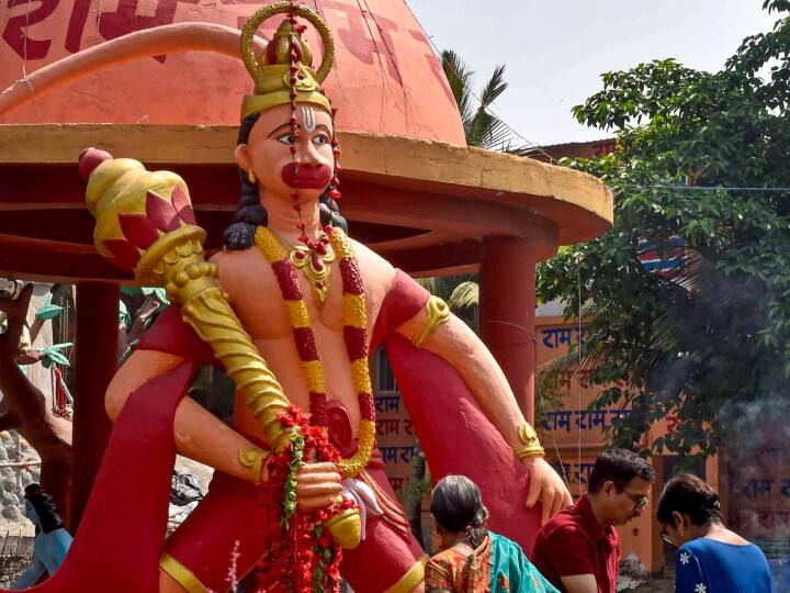 रामनवमी पर हुई हिंसा के बाद बीजेपी ने ममता बनर्जी के नेतृत्व वाली राज्य सरकार की प्रशासनिक क्षमताओं पर सवाल उठाया था. दूसरी ओर, टीएमसी ने दावा किया कि बीजेपी नेताओं ने रामनवमी के दौरान परेशानी खड़ी की थी, लेकिन उन्होंने हनुमान जयंती पर अच्छे लड़कों की तरह व्यवहार किया. ये फोटो कोलकाता की है जहां श्रद्धालुओं ने भगवान हनुमान की पूजा अर्चना की.