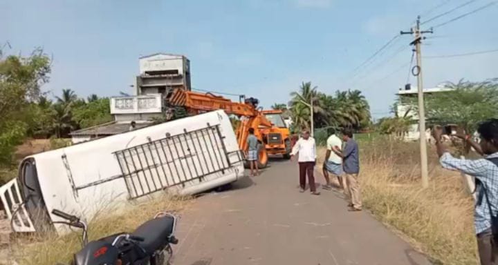 திருச்சி அருகே பள்ளி வேன் கவிழ்ந்து விபத்து 27  மாணவ - மாணவிகள்  காயம்