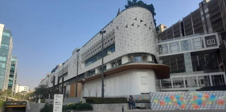 अॅपलने भारतातील आपल्या पहिल्या रिटेल स्टोअरशी संबंधित एक फोटो देखील जारी केला आहे. विशेष बाब म्हणजे अॅपल भारतातील आपले पहिले रिटेल स्टोअर आर्थिक राजधानी मुंबईत सुरु करणार आहे.