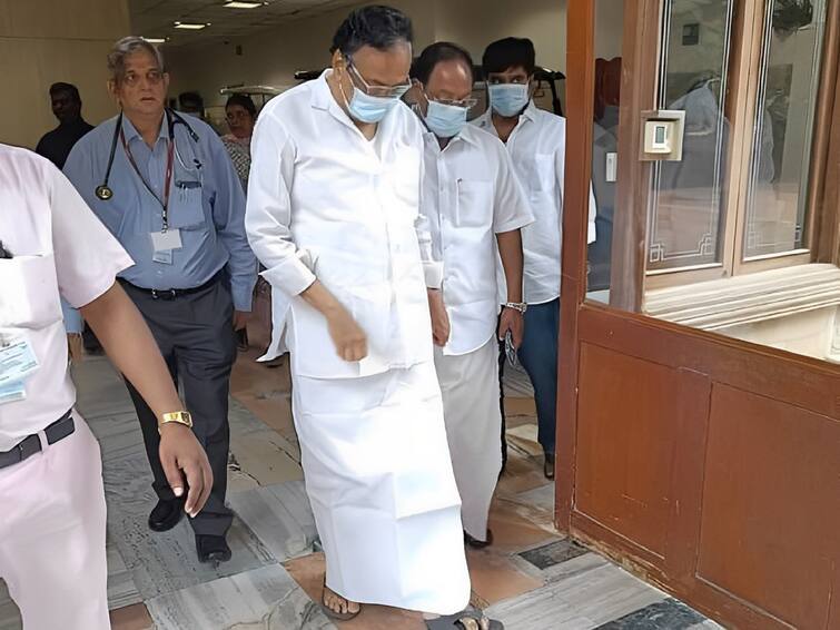Erode East Member of Legislative Assembly EVKS Ilangovan, was discharged EVKS Discharge: 22 நாட்கள் சிகிச்சைக்கு பின் வீடு திரும்பிய ஈவிகேஎஸ் இளங்கோவன்