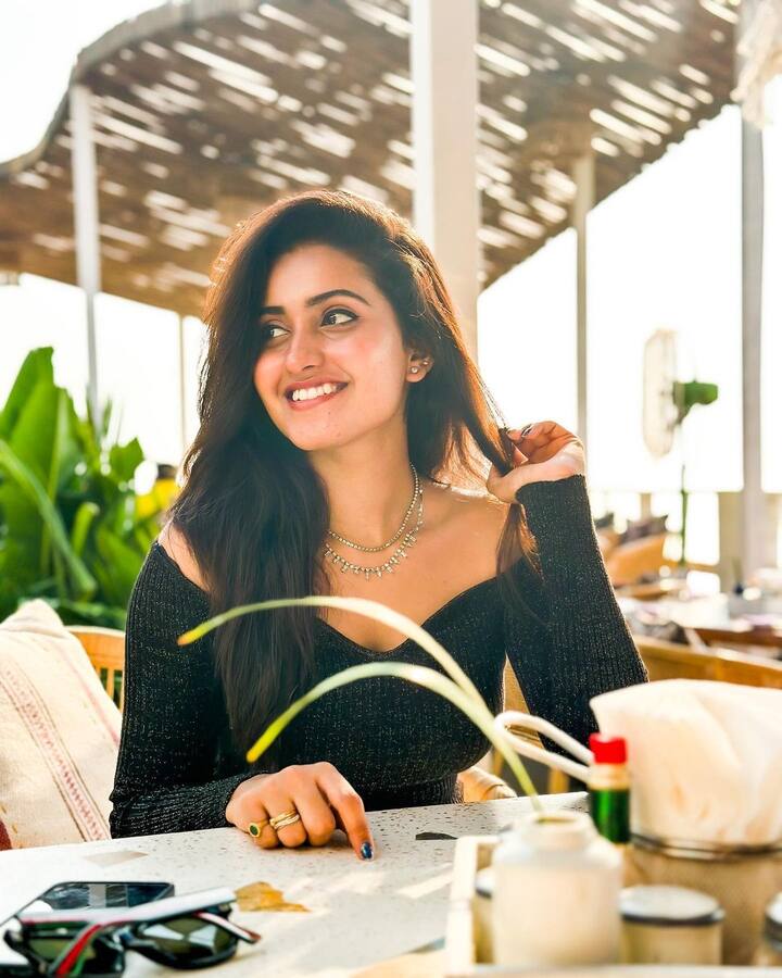 సోషల్ మీడియా ద్వారా పాపులర్ అయ్యింది దీపిక. Photo Credit: Deepika Pilli/Instagram