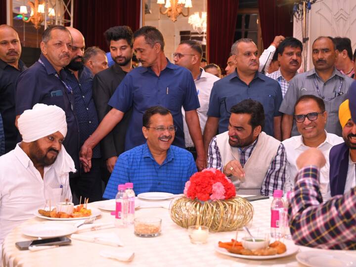 हनुमान बेनीवाल की बेटी की जन्मदिन पार्टी में बीजेपी और आम आदमी पार्टी के कई दिग्गज नेता पहुंचे थे.