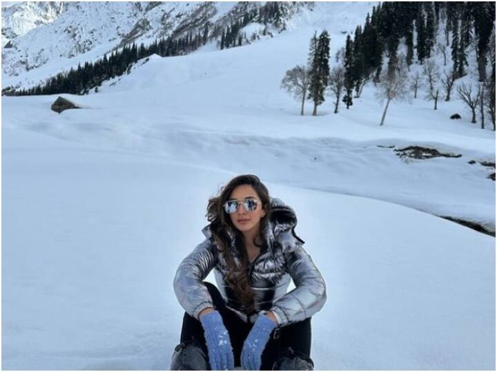Kiara Advani ने बर्फ से ढके पहाड़ों के बीच चिल करते हुए तस्वीर की शेयर, फैंस बोले- 'जीजा जी कहां है?' Kiara Advani shared her picture from snow covered Kashmir sonmarg fans asked where is Sidharth Malhotra Kiara Advani ने बर्फ से ढके पहाड़ों के बीच चिल करते हुए तस्वीर की शेयर, फैंस बोले- 'जीजा जी कहां है?'