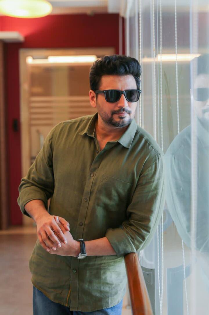 90ஸ் பெண்களின் கனவு நாயகனாகவும், காதல் அரசனாகவும் ஜொலித்த பிரசாந்த் இன்று தனது 50வது பிறந்தநாளை கொண்டாடுகிறார்.
