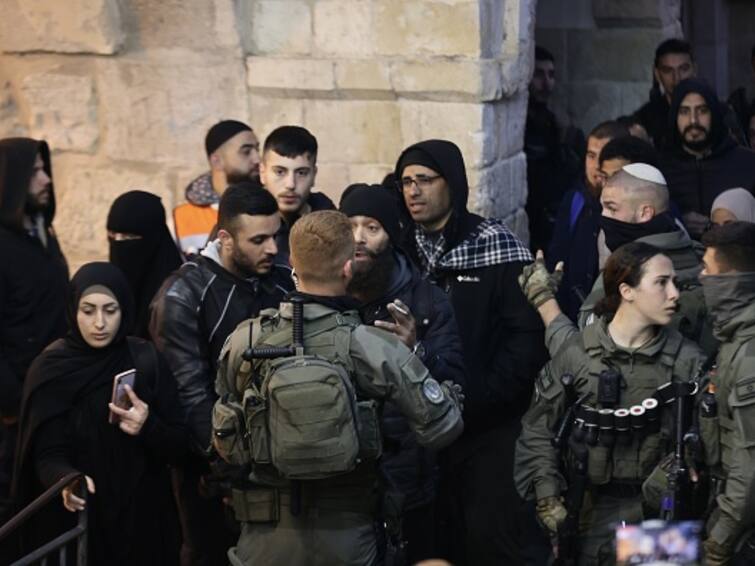 6 Injured After Israeli Forces Clash With Palestinians At Jerusalem's Al-Aqsa Mosque For Second Day 6 Injured As Clash Erupts At Jerusalem's Al-Aqsa Mosque For Second Time