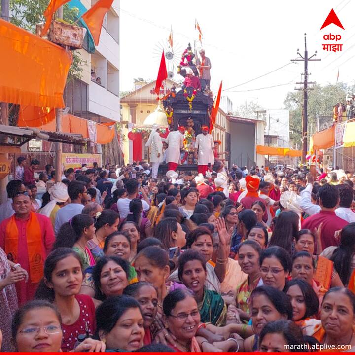 पोलीस आपल्या सरकारी ताकदीच्या जोरावर मिरवणुकीस करत असलेला विरोध पाहता नेते मंडळी घरी गेली. एवढ्यात अचानक 200 ते 250 महिलांनी एकत्र येत रथ ताब्यात घेतला.