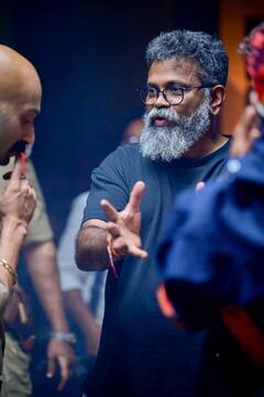 Pushpa 2 Movie Working Stills : 'పుష్ప 2' సెట్‌లో ఆస్కార్ విన్నర్ చంద్రబోస్, దర్శకుడు సుకుమార్