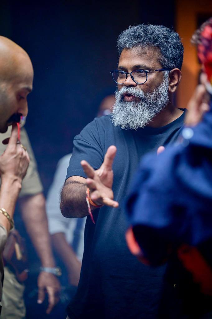 'పుష్ప'లో భన్వర్ సింగ్ షెకావత్ పాత్రలో మలయాళ హీరో ఫహద్ ఫాజిల్ నటించారు. 'పుష్ప 2'లోనూ ఆయన పాత్ర కీలకంగా ఉండబోతుంది. ఆయనకు సన్నివేశం వివరిస్తున్న సుకుమార్ (Image Courtesy : Pushpa Movie Instagram)