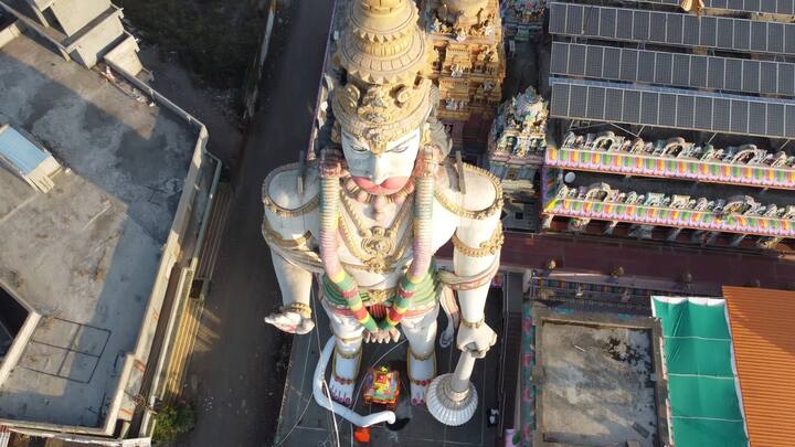तसेच मूर्तीला साडे तीन क्विंटलचा हार रिमोट द्वारे चढविण्याची सुद्धा व्यवस्था करण्यात आली आहे. हनुमान हे बालाजींचे भक्त असल्याने शेजारीच कोट्यवधी रुपये खर्च करून बालाजी मंदिर बनविण्यात आलंय.