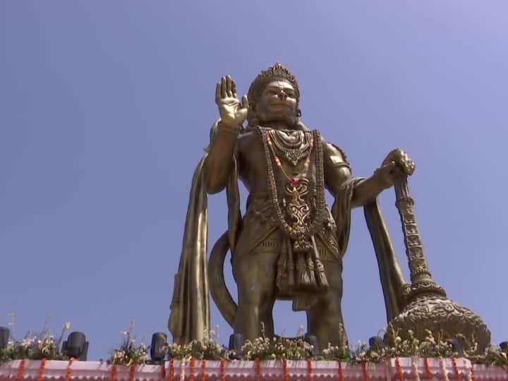 सारंगपुर मंदिर में भगवान हनुमान की 54 फीट ऊंची प्रतिमा की कुछ तस्वीरें सामने आई है.