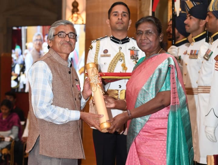 President Draupadi Murmu awarded Padma Shri to Nek Ram Sharma for making the formula of organic farming ANN Padam Shri Nek Ram Sharma: कौन हैं नेक राम शर्मा, जिन्होंने प्राकृतिक खेती का बनाया फॉर्मूला, राष्ट्रपति ने किया सम्मानित