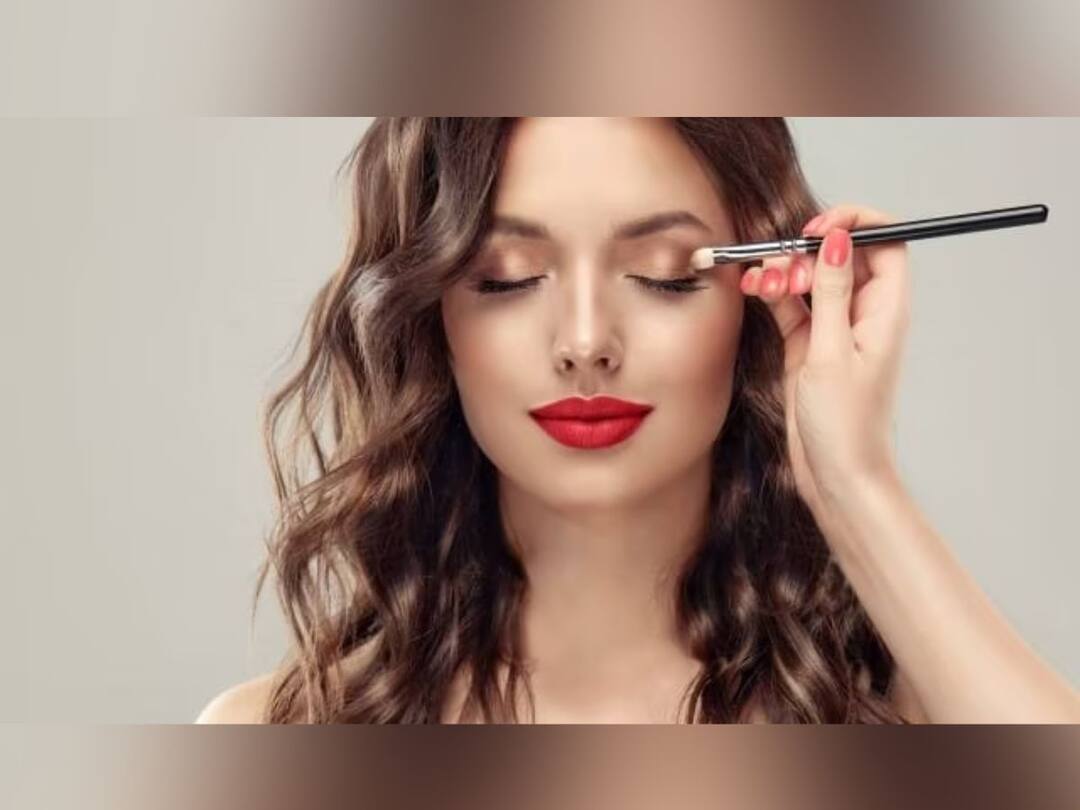 Skin Care Tips Take care Of this things while doing makeup Skin Care Tips:मेकअप करताना घ्या ही काळजी; अन्यथा त्वचेवर होईल वाईट परिणाम