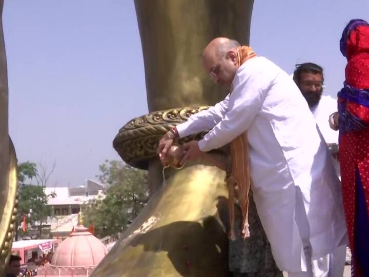 हनुमान जयंती के मौके पर अमित शाह ने गुजरात के बोटाद जिले के सारंगपुर मंदिर में भगवान हनुमान की 54 फीट ऊंची प्रतिमा का अनावरण किया है.