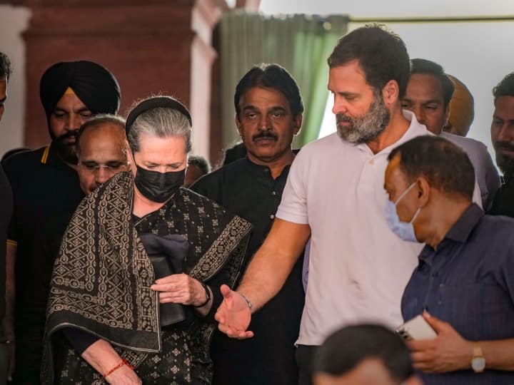 मां सोनिया के घर शिफ्ट होंगे राहुल गांधी ! संसद सदस्यता रद्द होने पर मिला था बंगला खाली करने का नोटिस Rahul Gandhi live mother Sonia Gandhi's house Notice to vacate bungalow Congress 10 janpath मां सोनिया के घर शिफ्ट होंगे राहुल गांधी ! संसद सदस्यता रद्द होने पर मिला था बंगला खाली करने का नोटिस