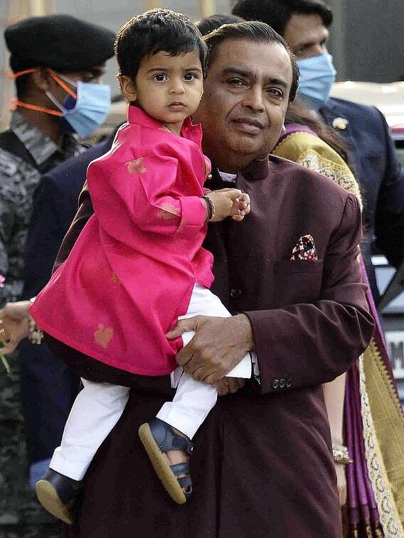 बेहद क्यूट हैं मुकेश अंबानी के पोते पृथ्वी