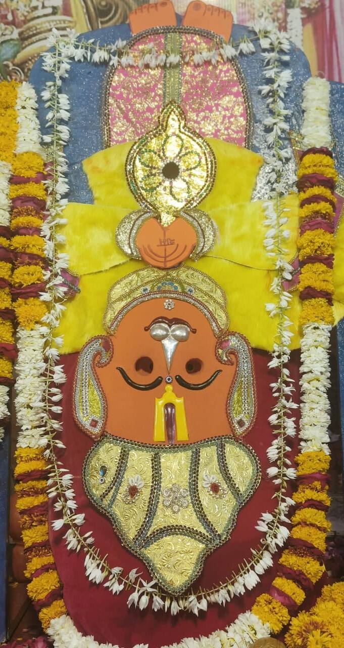 उल्टे लटके हनुमान जी का मंदिर इंदौर से करीब 35 किलोमीटर की दूर सांवेर में है. इन मंदिर में बजरंगबली सिर के बल उल्टे खड़े हुए हैं.इस मंदिर में दर्शन के लिए देश को कोने-कोने से हनुमान भक्त दर्शन के लिए आते हैं.