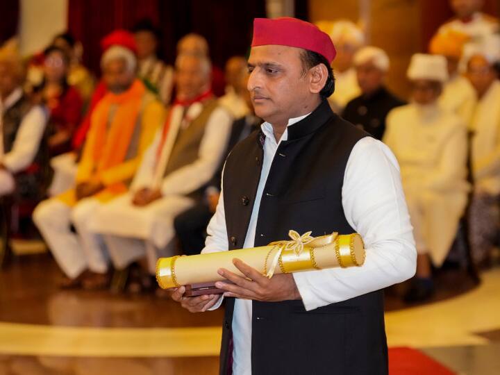 Padma Awards 2023: राष्ट्रपति द्रौपदी मुर्मू (Droupadi Murmu) ने बुधवार को दिग्गज समाजवादी नेता मुलायम सिंह यादव (Mulayam Singh Yadav) को मरणोपरांत पद्म विभूषण (Padma Vibhushan) से सम्मानित किया.