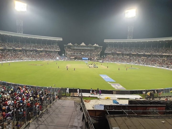 KKR vs RCB Pitch Report Eden Gardens Wicket helps fast and spin Bowlers KKR vs RCB: ईडन गार्डंस पर है मुकाबला, यहां बल्लेबाज आसानी से नहीं लगा पाएंगे चौका-छक्का; टॉस भी निभाएगा अहम भूमिका