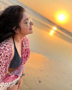 Poonam Bajwa Photos: బీచ్ లో సూర్యాస్తమయాన్ని ఆస్వాదిస్తున్న 'పరుగు' బ్యూటీ పూనమ్