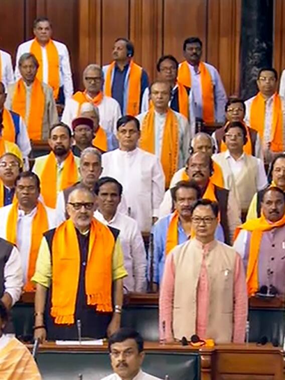 संसद में दिखा दिलचस्प नजारा