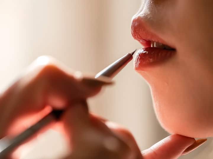 लिपस्टिक (Lipstick) हे प्रत्येक मुलीचे आवडते मेकअप प्रोडक्ट आहे. पण अनेक वेळा पैसे वाचवण्यासाठी महिला स्वस्त लिपस्टिक खरेदी करतात.  ही लिपस्टिक लावल्याने तुमचे ओठ काळे होतात.