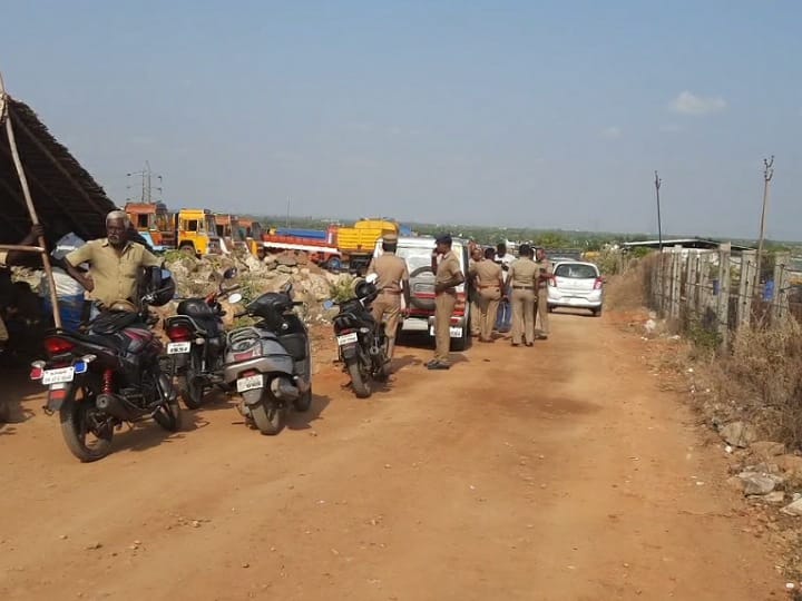 கரூரில் மணல் குவாரி உரிமையாளர்களுக்கு எதிராக லாரி ஓட்டுநர்கள் போராட்டம்