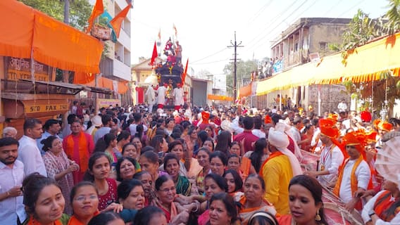 Hanuman Jayanti 2023: संगमनेर शहरात महिला ओढतात हनुमंताचा रथ, ब्रिटीशांच्या काळापासून सुरु आहे परंपरा Hanuman Jayanti 2023: संगमनेर शहरात महिला ओढतात हनुमंताचा रथ, ब्रिटीशांच्या काळापासून सुरु आहे परंपरा