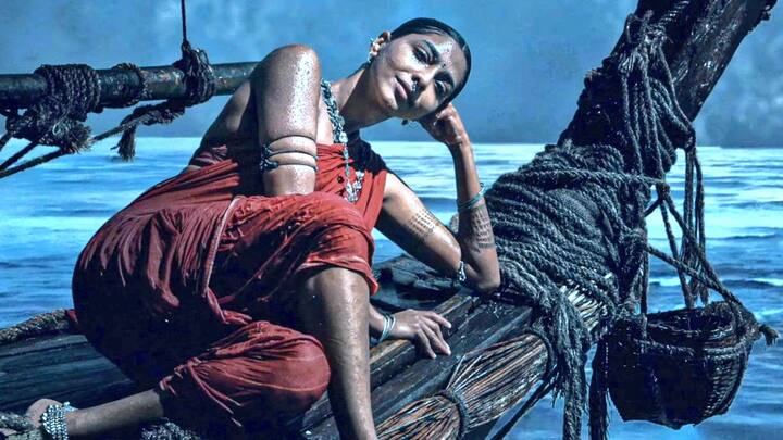 ஆழ் கடலின் அமைதியையும், அதில் பயணிக்கும் அழகி பூங்குழுலியின் வாழ்க்கையை காட்சிப்படுத்திய “அலை கடல்” பாடலுக்கு பல ரசிகர்கள் உள்ளனர்.