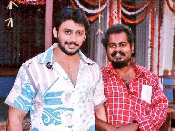 'ஆணழகன்' என்ற படத்தில் பெண் வேடம் அணிந்து அசத்தலான நடிப்பை வெளிப்படுத்தினார்.