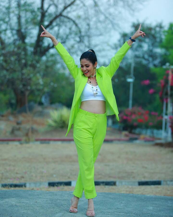 సదా ఫోజులు నెటిజన్లను ఆకట్టుకుంటున్నాయి. Photo Credit: Sadaa/Instagram