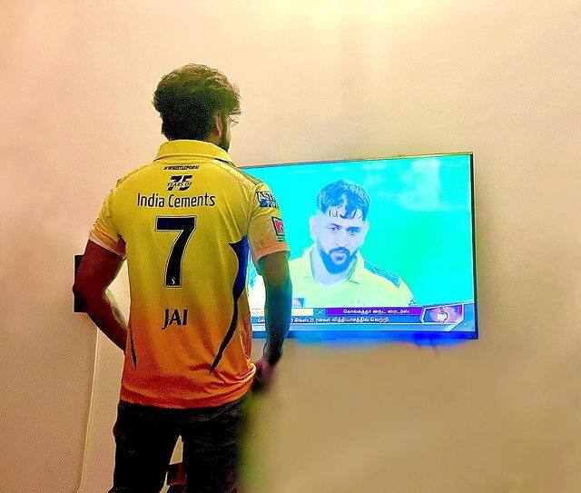 கிரிக்கெட் மீது ஆர்வம் கொண்ட ஜெய், தோனியின் பெரிய ரசிகர் ஆவார்.