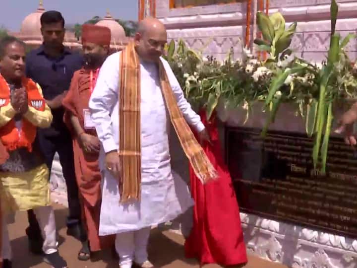 आज गुजरात समेत पूरे देश में हनुमान जयंती की धूम है. सुबह से मंदिरों में भक्तों की भीड़ उमड़ रही है. जहां-जहां शोभायात्रा निकालने की तैयारी चल रही है वहां सुरक्षा के कड़े इंतजाम किए गए हैं. इस बीच देश के गृहमंत्री अमित शाह गुजरात पहुंचे हुए हैं.