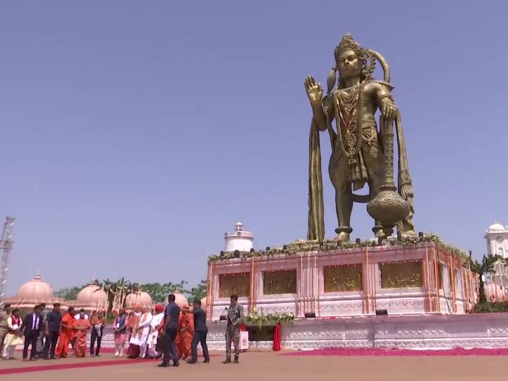 अमित शाह ने बोटाड में हनुमान जयंती के अवसर पर सलंगपुर हनुमान मंदिर में श्री कष्टभंजनदेव भोजनालय का उद्घाटन भी किया.