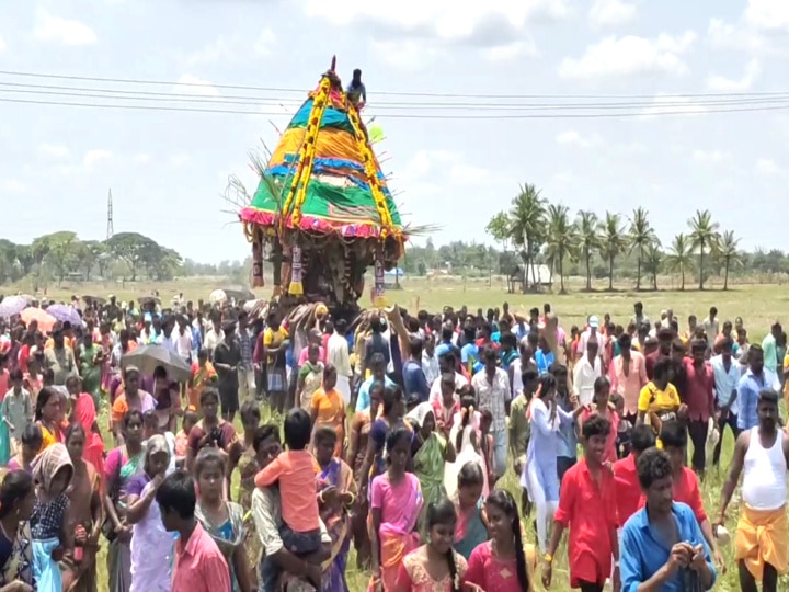 தேரை தலையில் சுமந்து சென்ற பக்தர்கள் - மயிலாடுதுறை அருகே வினோத வழிபாடு