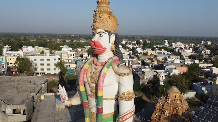 असं म्हटलं जातं की प्रत्येक गावात काही वैशिष्ट्य असलं की त्या गावाला त्याची ओळख मिळते....काहीसं असच बुलढाण्यातील नांदुरा या गावाबाबत घडलं आहे.