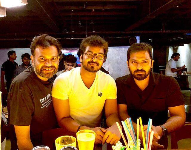 இவர் தனது நண்பர்களுடன் நிறைய நேரத்தை செலவிடுவார்