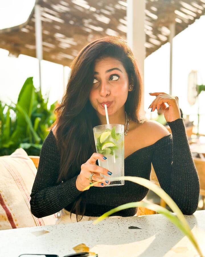 లేటెస్ట్ గా దీపిక పోస్టు చేసిన గ్రీన్ డ్రెస్ గ్లామరస్ ఫోటోలు కుర్రకారును ఆకట్టుకుంటున్నాయి. Photo Credit: Deepika Pilli/Instagram