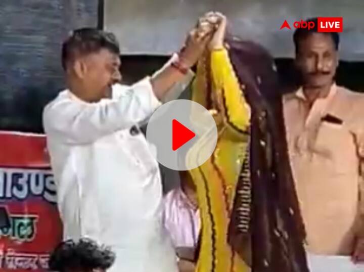 Bharatpur Viral Video of Obscenity in Mela Public Representatives Danced With Female Dancers ANN Watch: भरतपुर के मेले में अश्लीलता, महिला डांसर संग जनप्रतिनिधियों ने लगाए ठुमके, वीडियो वायरल 