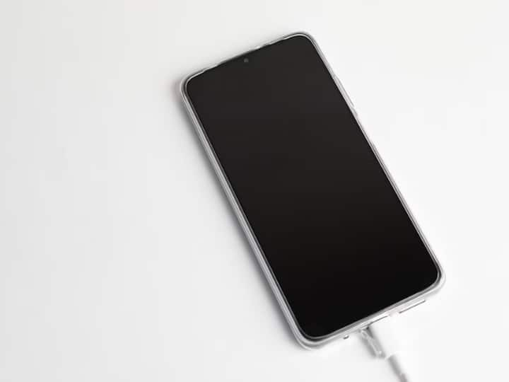 Smartphone Battery Tips: If you are Using Charging Which Wire is cut You Should it can be Dangerous Follow These Precautions Smartphone Charging Tips: ఫోన్ ఛార్జింగ్ పెట్టేటప్పుడు ఈ తప్పులు చేస్తున్నారా? - పేలిపోయే అవకాశం ఉంది జాగ్రత్త!