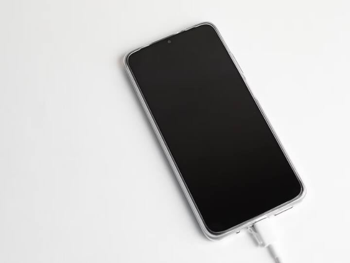 Read more about the article 300 Watt Charger: 5 मिनट में मोबाइल की बैट्री होगी फुल चार्ज! अब आ रहा है ये महा-चार्जर