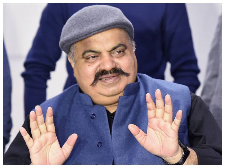 UP News: माफिया अतीक अहमद के गुर्गों का आतंक नहीं हो रहा कम, वकील से मांगी 10 लाख की रंगदारी Mafia Atiq Ahmed Henchman Demanded Extortion of 10 lakhs from the District lawyer UP News: माफिया अतीक अहमद के गुर्गों का आतंक नहीं हो रहा कम, वकील से मांगी 10 लाख की रंगदारी