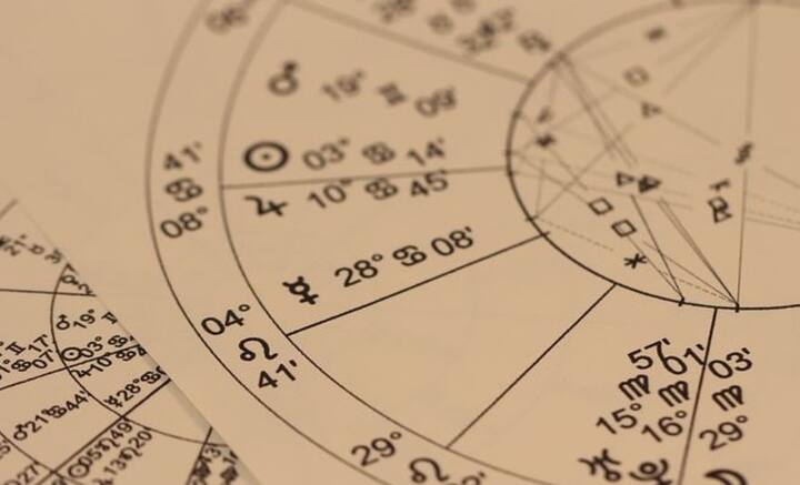 কিন্তু মানুষ বিশেষে চিন্তাভাবনা, মানসিক গঠন আলাদা হয়। তাই অতীত আঁকড়ে পড়ে থাকেন কেউ, কেউ আবার অল্প সময়ের মধ্যেই ঝেড়ে ফেলেন যন্ত্রণা। এগিয়ে যান আগামীর দিকে।