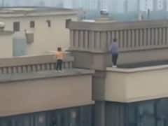 चीन में दो बच्चों ने 27 वीं मंजिल से लगा दी छलांग, वीडियो देख दंग रह जाएंगे आप