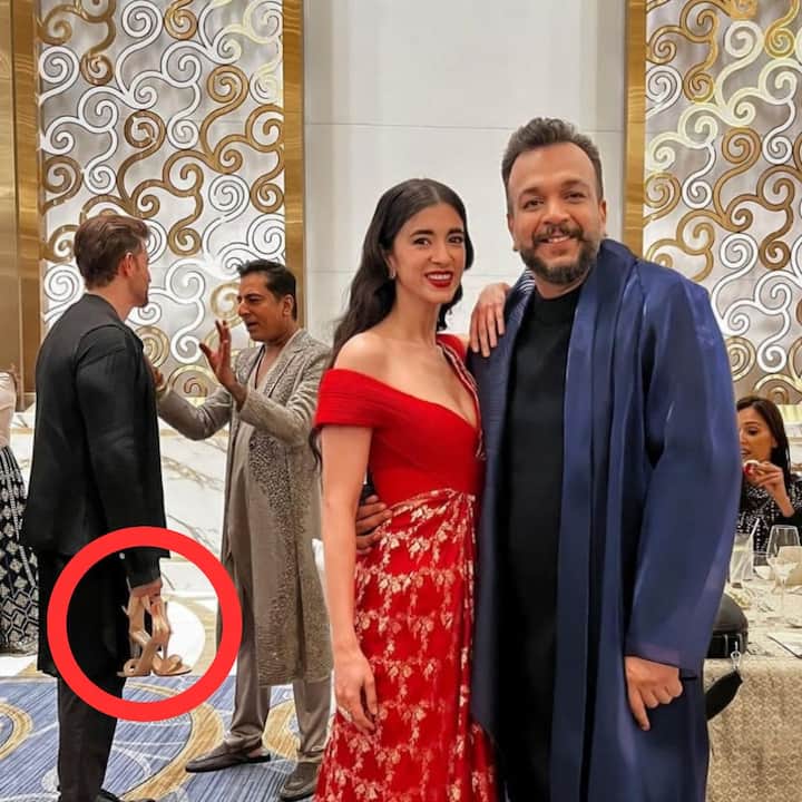 தனது காதலி சபா அசாத்தின் காலணிகளை ஹிரித்திக் கையில் வைத்துக் கொண்டிருக்கும் புகைப்படம், இணையத்தில் ட்ரெண்டாகி வருகின்றது. இதைப் பார்த்த சில நெட்டிசன்கள் ஹிரித்திக்கை ‘ஜென்டில்மேன்’ என்றும் ‘இதல்லவோ காதல்’ என்றும் புகழ்ந்து தள்ளி வருகின்றனர்