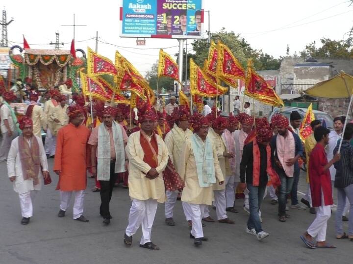 Bharatpur News: चिंताहरण हनुमान मन्दिर सेवक ट्रस्ट द्धारा हनुमान जी की शोभायात्रा निकाली गई. शोभायात्रा को तकनीकी शिक्षा राज्य मंत्री डॉ. सुभाष गर्ग ने हरी झंडी दिखाकर रवाना किया.