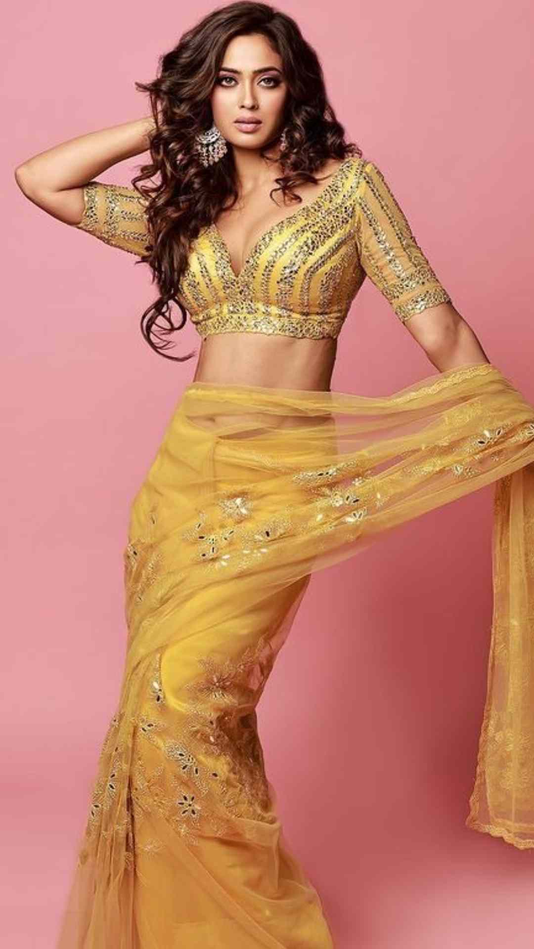 साड़ी हो या लहंगा हर एक ड्रेस में कहर ढाती हैं Mouni Roy, ट्राई करें  एक्ट्रेस के ये लुक्स - mouni roy fashion tips-mobile