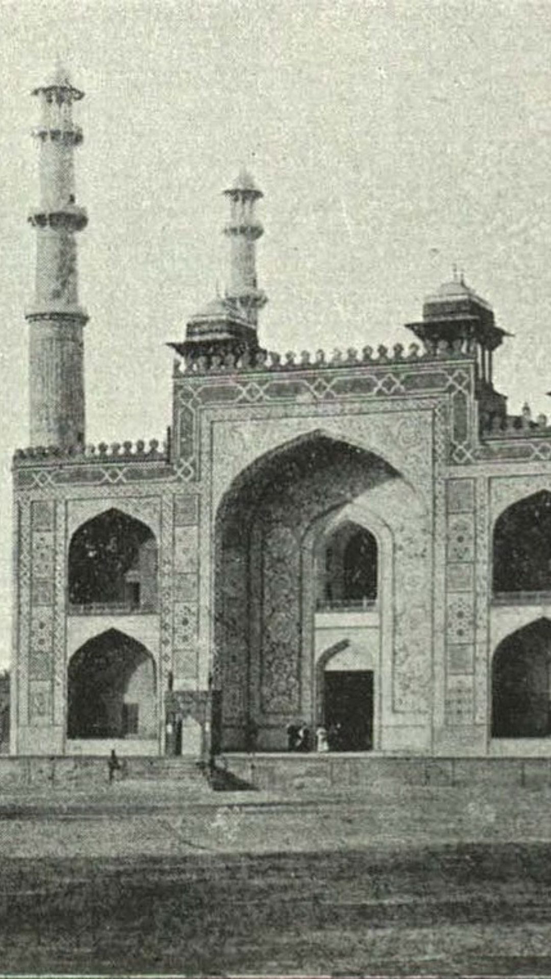 इसका निर्माण खुद बादशाह अकबर ने शुरू किया था.