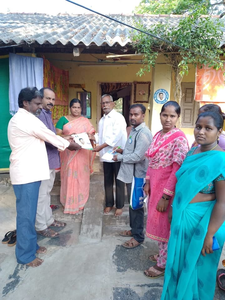 ప్రత్యేకంగా ముద్రించిన కరపత్రాన్ని ప్రజల దగ్గరకి తీసుకు వెళ్తున్న నేతలు